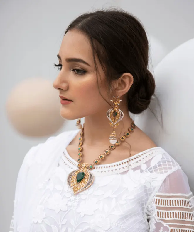Bride wearing a traditional gold necklace